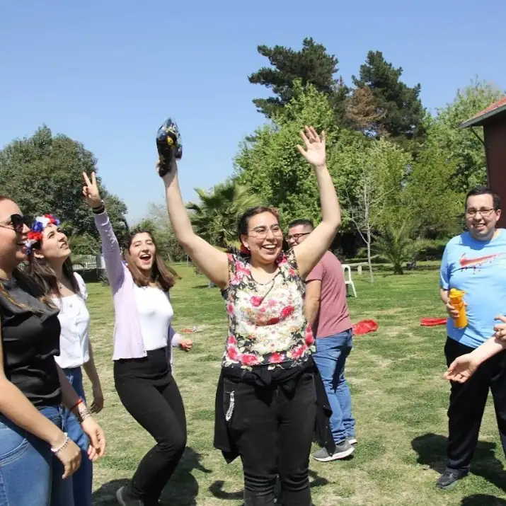 Se ve un grupo de personas alegres en el centro de eventos de espacio mater