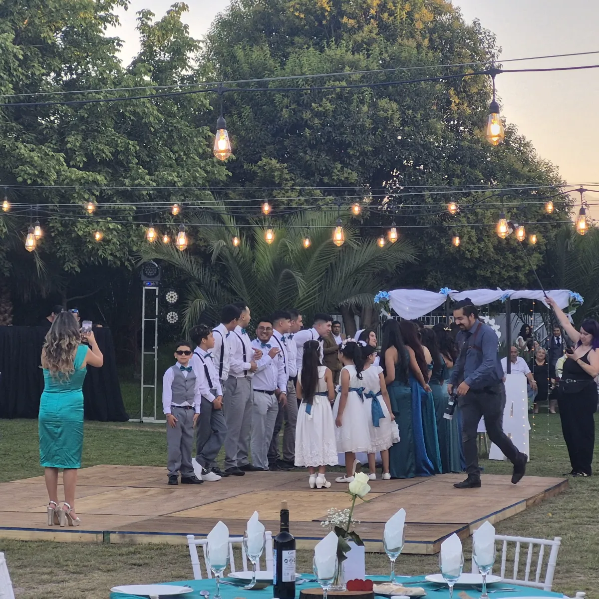 Celebración de matrimonio o evento con invitados en pista de baile al aire libre en Espacio Mater