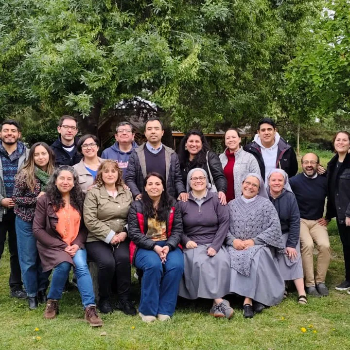 Grupo de personas reunidas al aire libre bajo árboles en Espacio Mater durante una jornada de formación o retiro