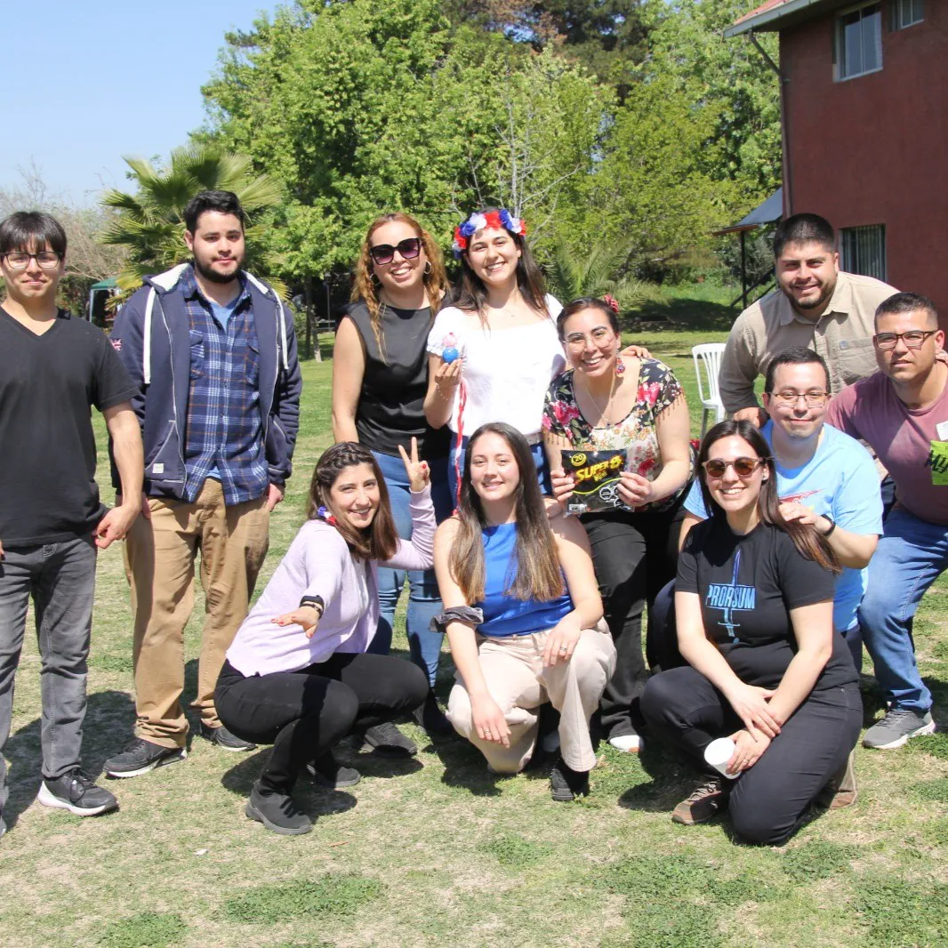 Grupo de jóvenes posando felices en una actividad recreativa al aire libre en Espacio Mater