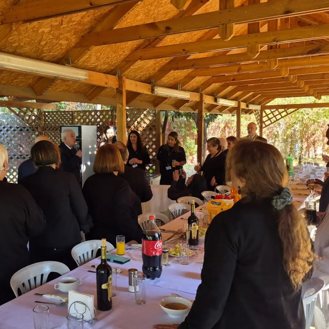 Grupo de personas en un evento alrededor de una mesa en un espacio techado al aire libre de Espacio Mater